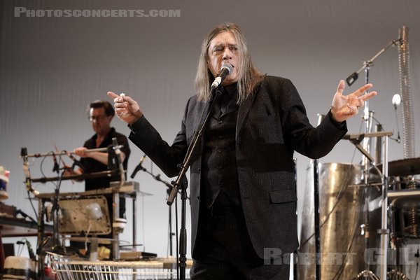 EINSTURZENDE NEUBAUTEN - 2022-10-08 - PARIS - Le Trianon - Christian Emmerich [Blixa Bargeld]